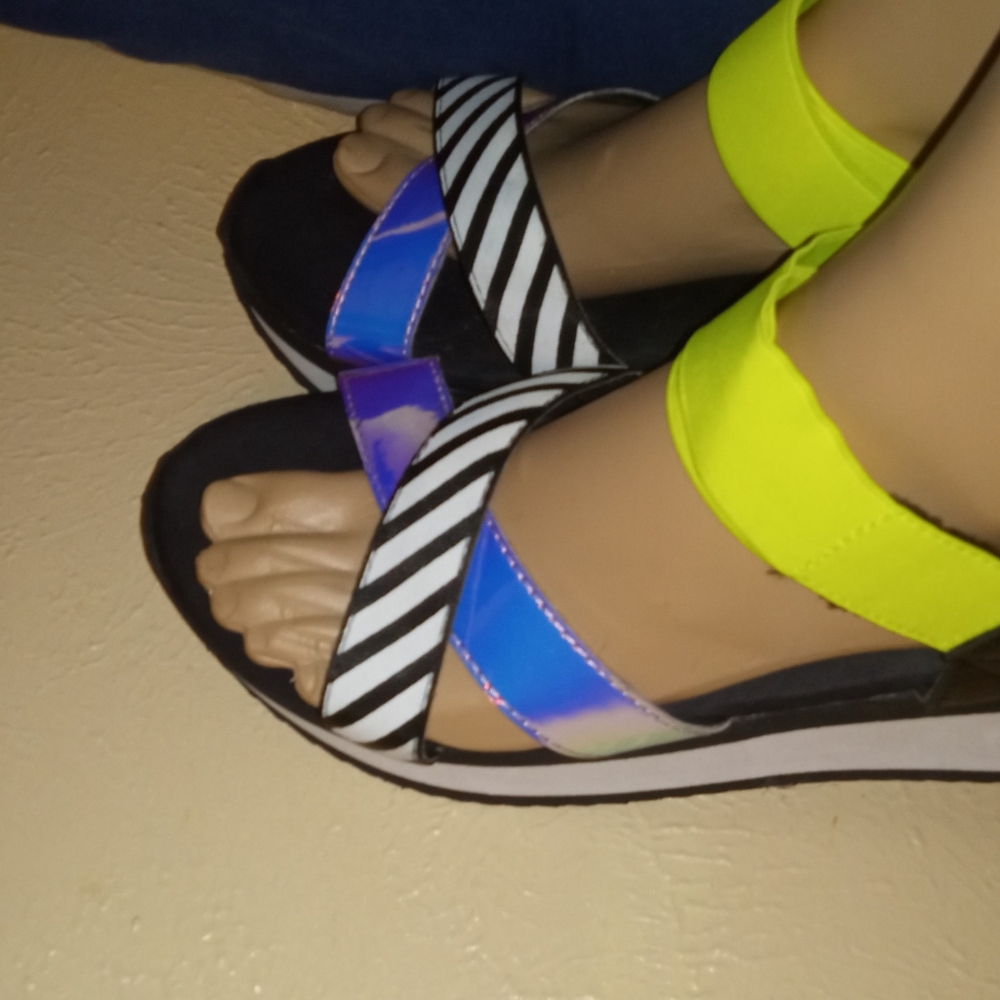 Sandles - Picture 3 of 4
